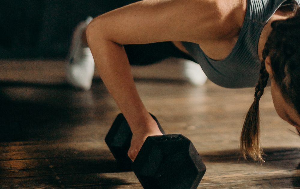 体に合わせたフォームでトレーニングするイメージ画像